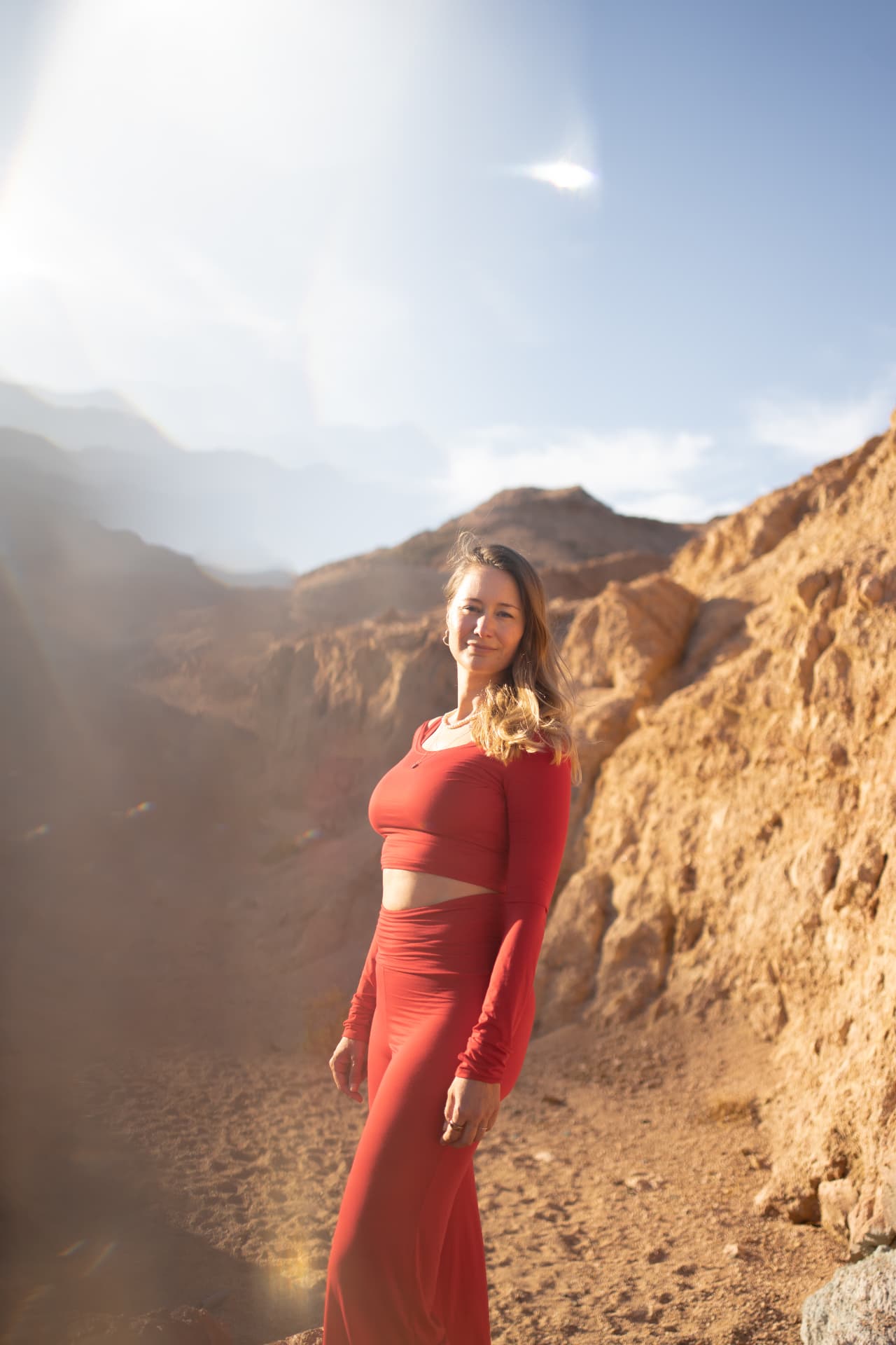 Claudia staat in warm licht
